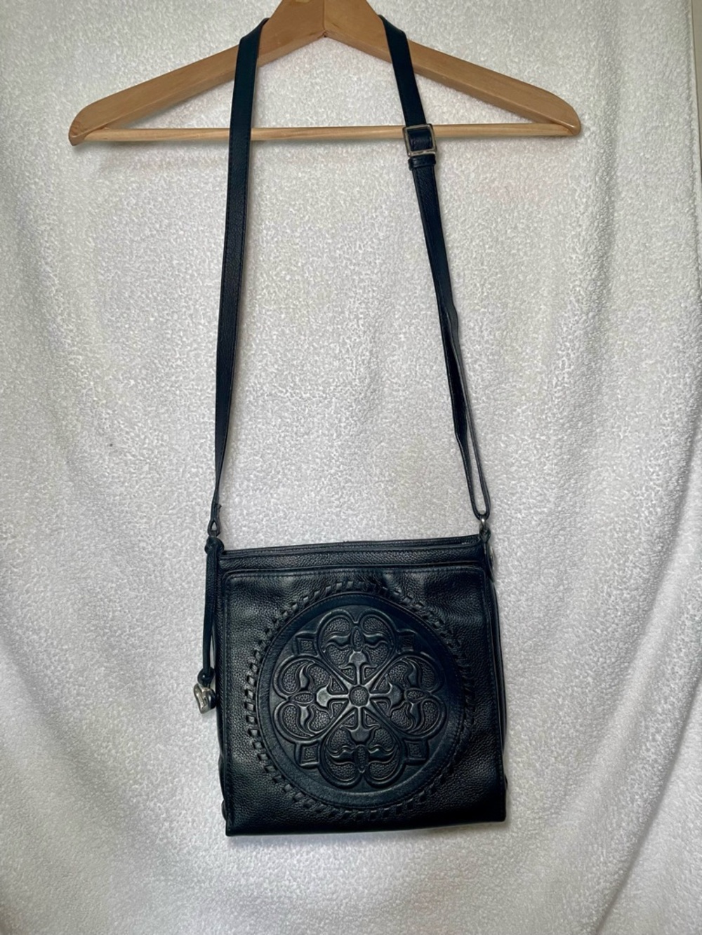 BRIGHTON FERRARA BLACK MEDALLION MAGNETIC CLOSE HIDDEN ORGANIZER CROSSBODY - Picture 3 of 15